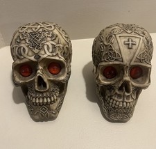 Calaveras de diseño celta decoración Halloween con ojos intermitentes LED rojos