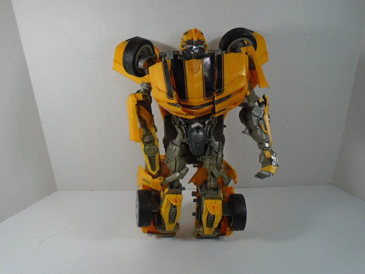 2007 HASBRO--TRANSFORMERS MOVIE--ULTIMATE BUMBLEBEE CAR (LOOK)