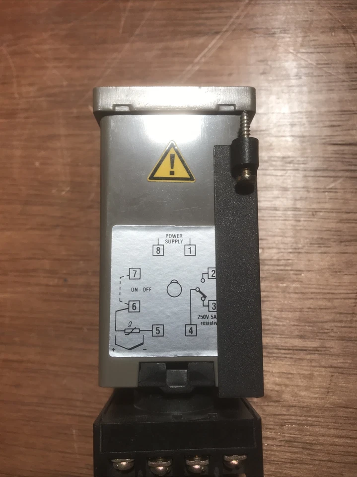 datalogic Lb 10-25-tc controller 230v Ac S/N 0141 With 8 Pin Socket Base - Image 4 of 4
