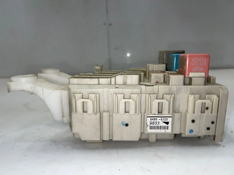 Bloque de Conexiones de Caja de Fusibles de Cabina Toyota Rav4 2010 OEM 8273042400 Foto 2 de 4