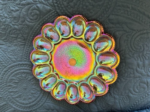 VINTAGE CARNIVAL GLASS BOWL WITH CENTRAL IRISH 1995 0NE EIRE COIN