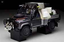 Kyosho 1/18 Land Rover Defender 90 Tomb Raider Lara Croft Pickup Resin KSR08903T