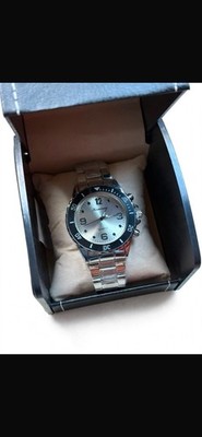 Silver-toned men's Kanima quartz wristwatch featuring a black rotating bezel.