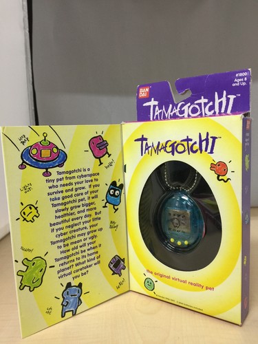 Bandai usato originale TamaGotchi blu chiaro 1996-1997 inglese - Foto 1 di 7