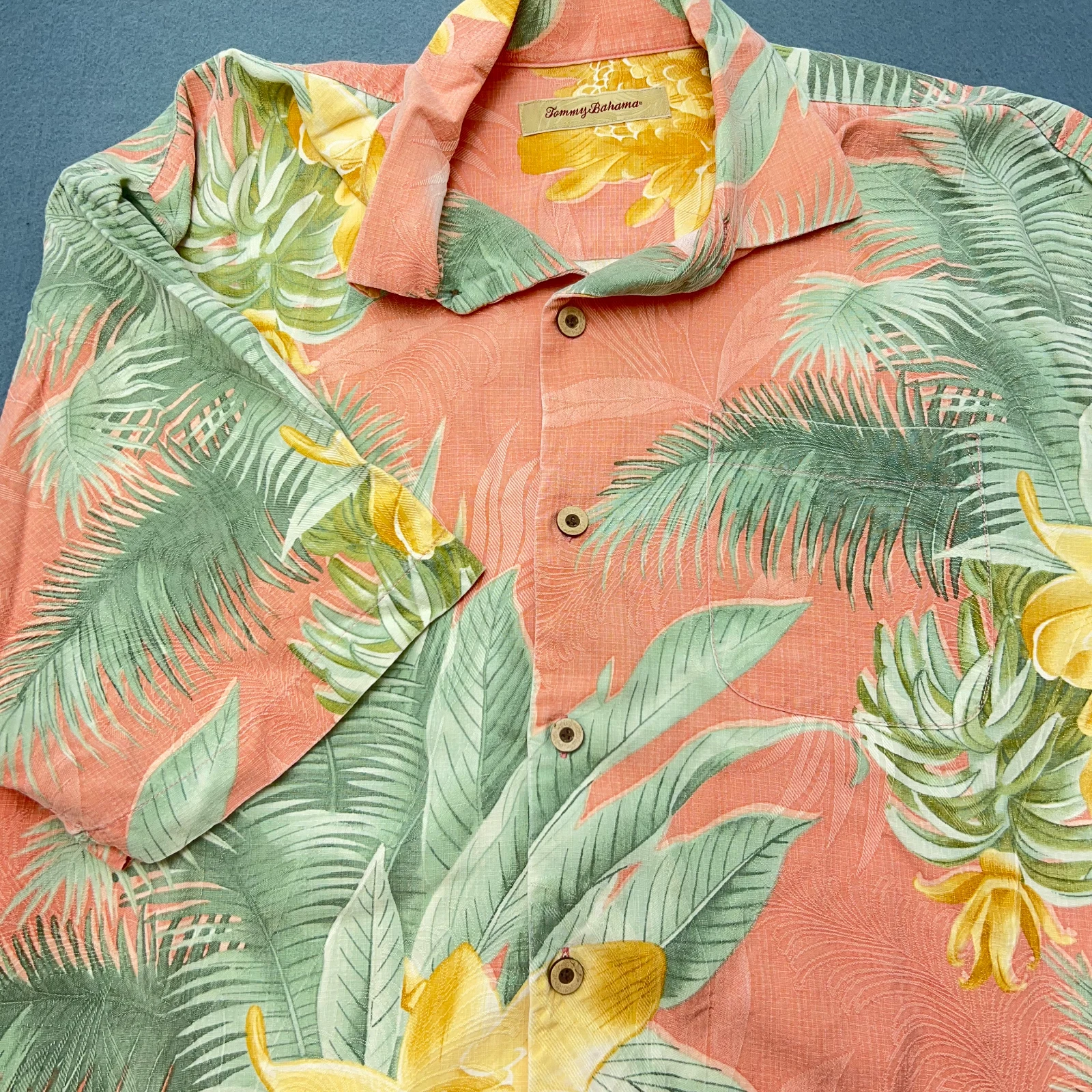 Tommy Bahama Men's LARGE 100% Silk Floral Hawaiian Shirt Short Sleeve Button