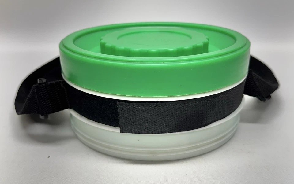 Cuenco de comida para perros de viaje Oasis con correa y tornillo en la parte superior Foto 4 de 4