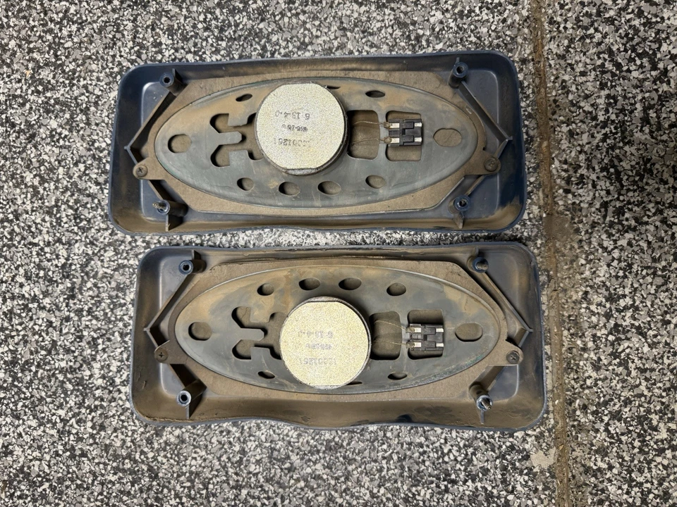 Parrillas de altavoz trasero Chevrolet Squarebody C/K10-30 Suburban 1981-91 ~ 91 gris Foto 2 de 2