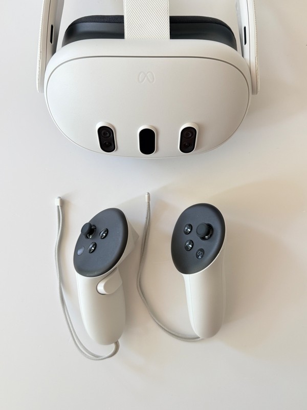 Meta Quest 3 VR Headset 128GB White with 2 Touch Plus Controllers Boxed