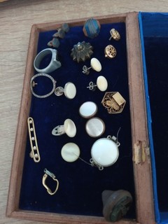 Petit lot de bijoux anciens et vintage dont BO et boutons de col