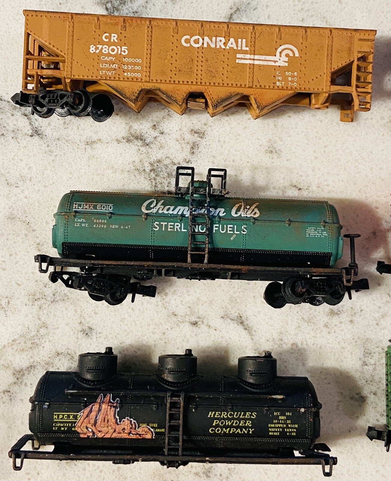 30 N scale train cars, 6 10 box, 9 tankers, 3 grain, 2