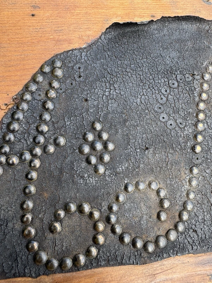 Antiguo baúl de madera clavos cabeza de rosa tachuela de latón de piel de ciervo americano del siglo XVIII Foto 4 de 4