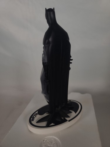 Statua variante Batman bianco e nero firmata da Mike Mignola di DC Collectibles - Foto 4 di 9