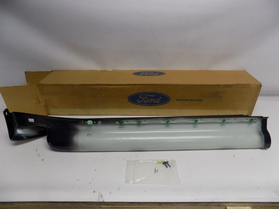 Nuevo conjunto de cubierta inferior trasera Ford Mercury Mountaineer 1998 fabricante de equipos originales Foto 2 de 3