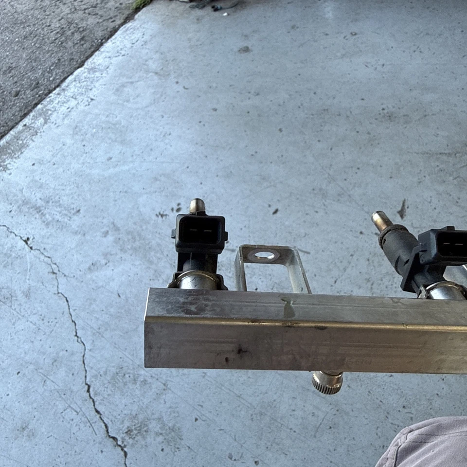 2006-2013 BMW 3 Series N52 Fuel Rail With Injectors N52B25 323i - Image 3 of 4