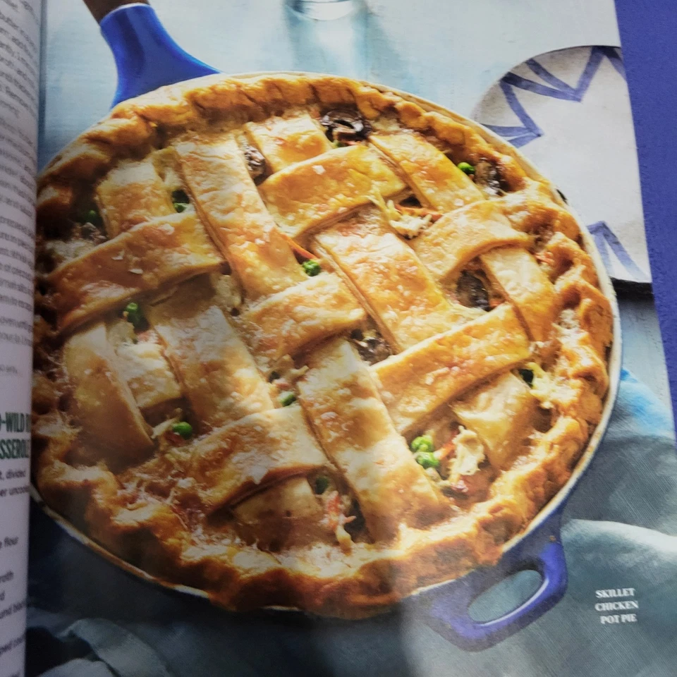 Cast-Iron Recipes: SOUTHERN LIVING MAGAZINE 2025 ~ 115 Classic Favorite Recipes Foto 4 de 4