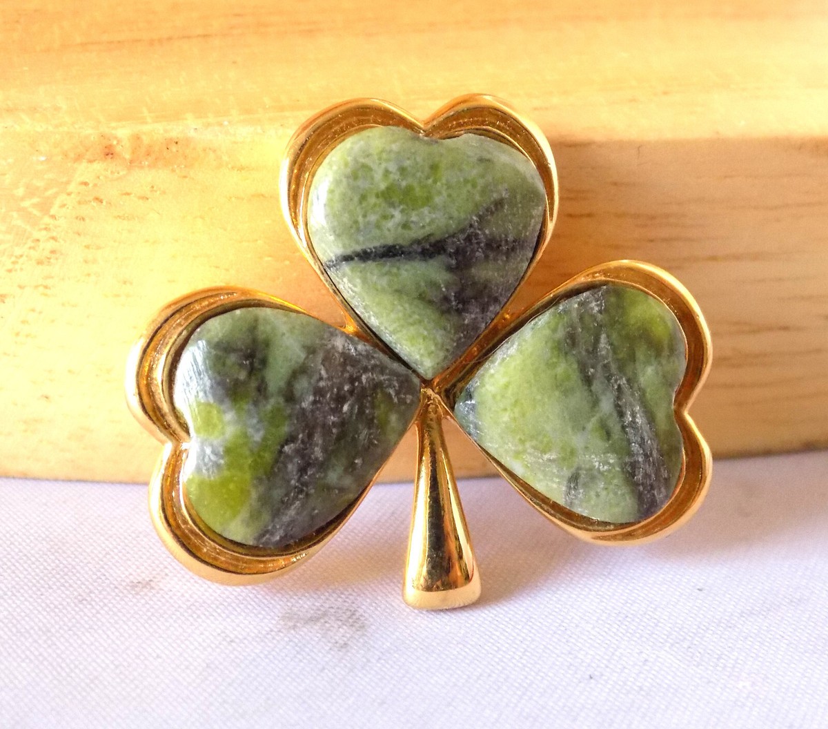 Vintage Signed Britain 3 Leaf Clover Brooch Green Agate Gold Tone