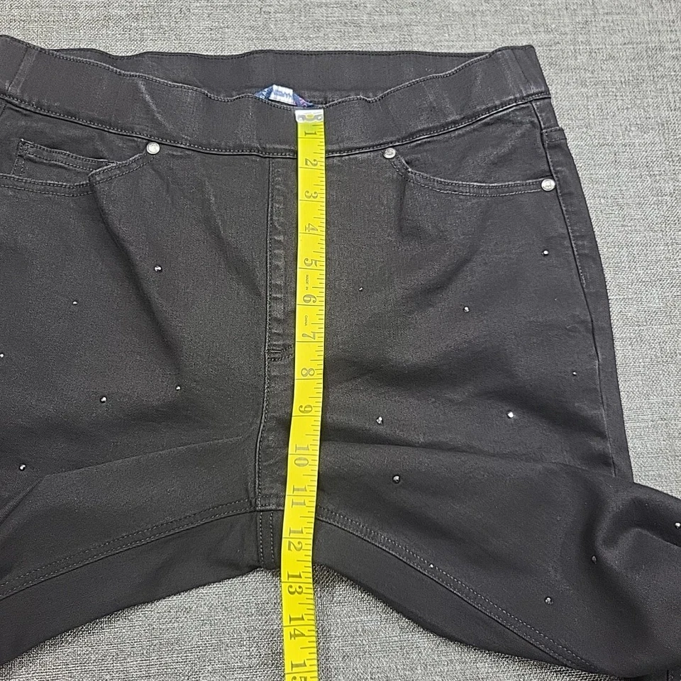 Pantalones de mezclilla Isaac Mizrahi Live True estrás talla alta 10T negros con bolsillos Foto 3 de 4