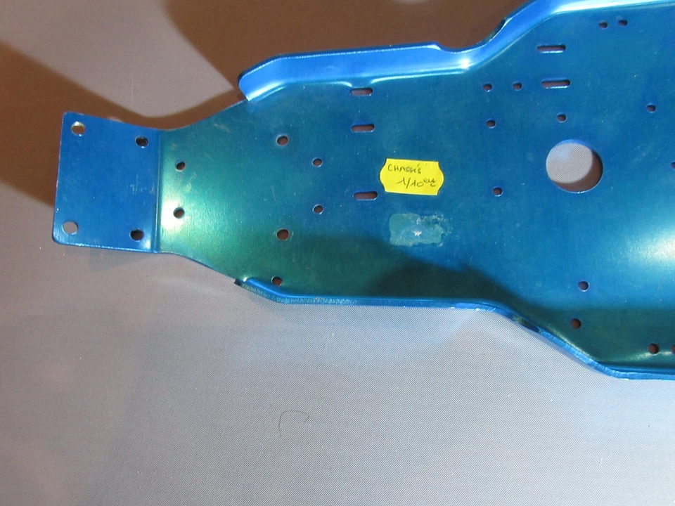 A618 T2M Placa Chasis Azul De Aluminio 1:10 L 33.7CM Modelo - Imagen 2 de 4