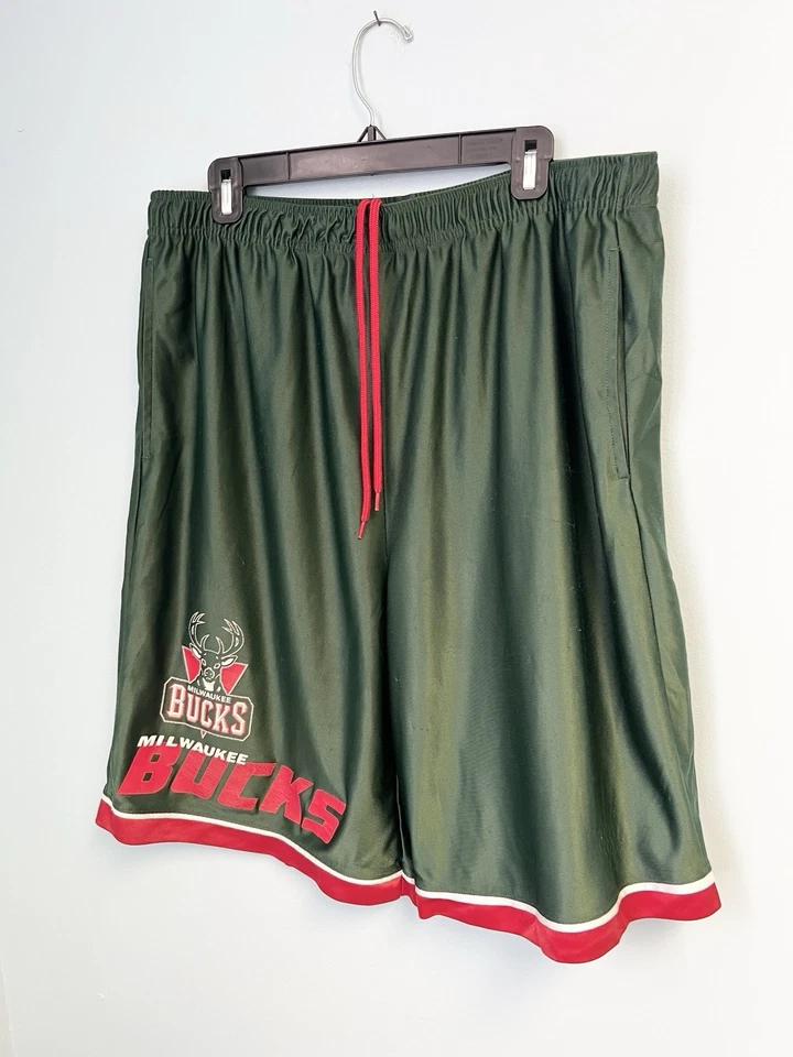 Shorts de basquete Milwaukee Bucks 2XL verde vermelho logotipo retrô equipamento para fãs da NBA - Imagem 4 de 4