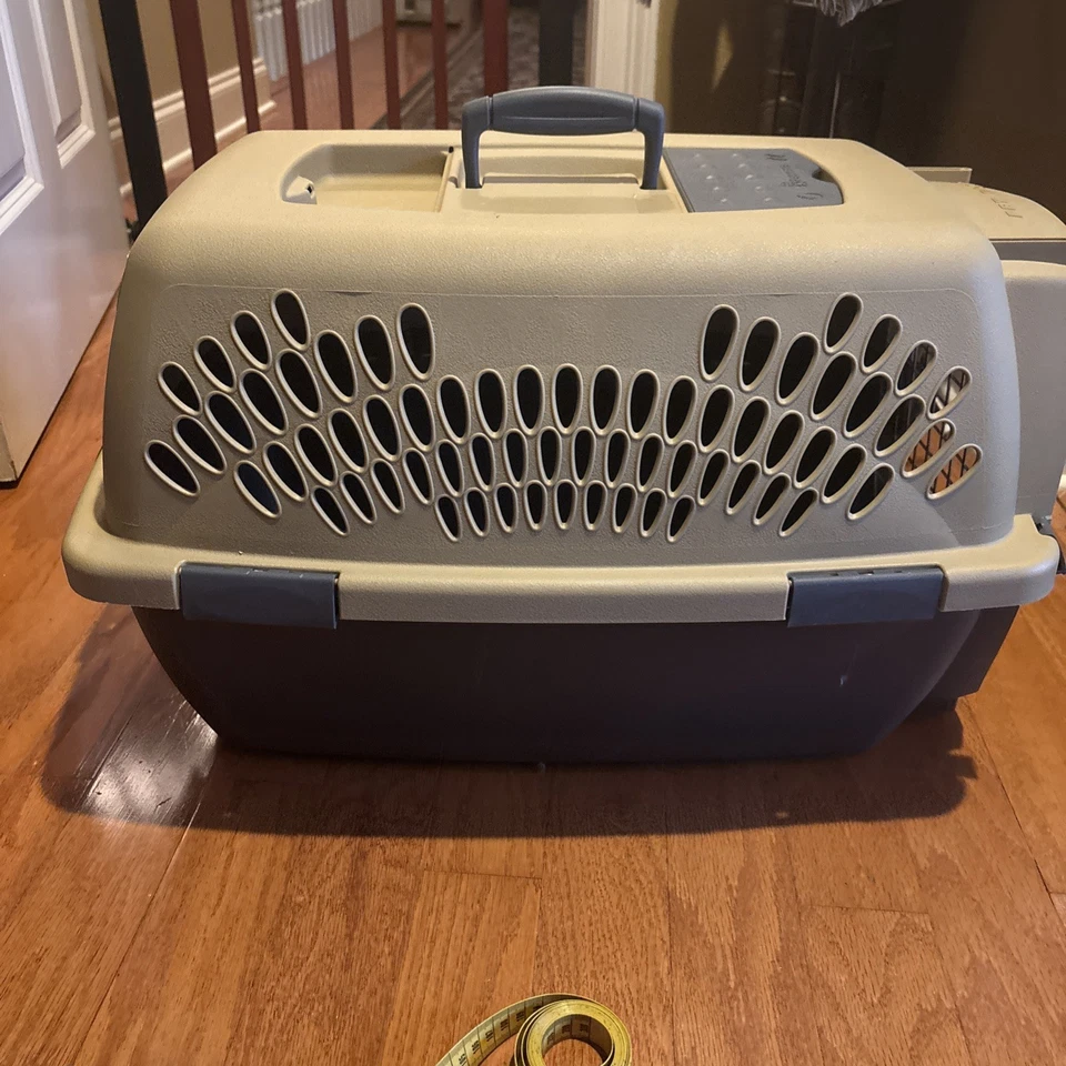 Petmate Pet Taxi Carrier – Medium 21x15x14– Dog Kennel Crate Airline Approved - Image 2 of 4