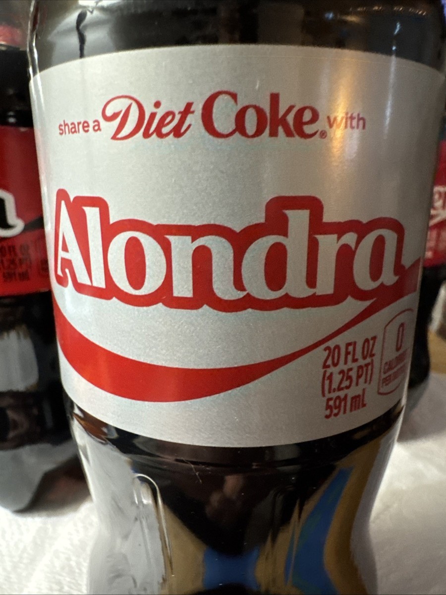 GMHS552A○COCA-COLA BRAND コカコーラブランド 「Coke Share a Coke with Kira 2025 Personalized Gift Coca~Cola