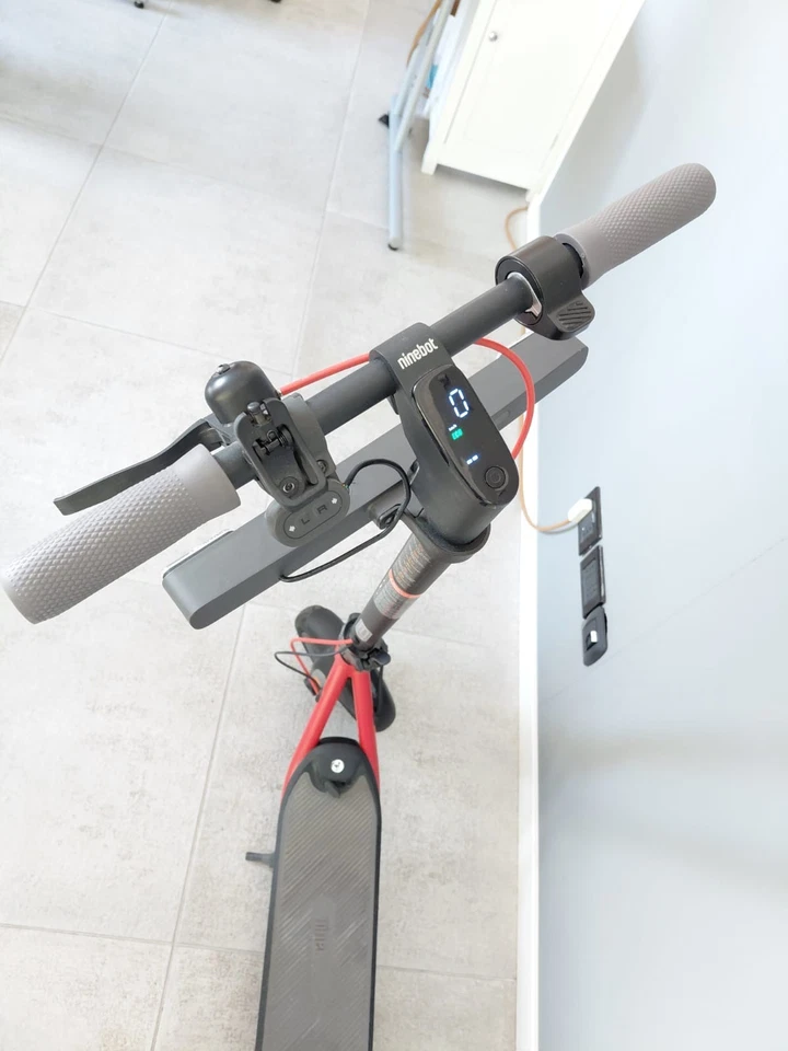 NINEBOT SEGWAY Monopattino Elettrico pieghevole nero rosso usato pochissimo! - Immagine 3 di 4