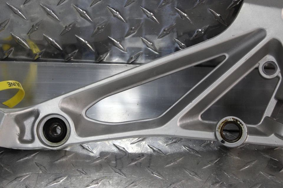 Suzuki GS550ESF 1985 reposapiés delantero derecho estribo trasero soporte marco Foto 3 de 4