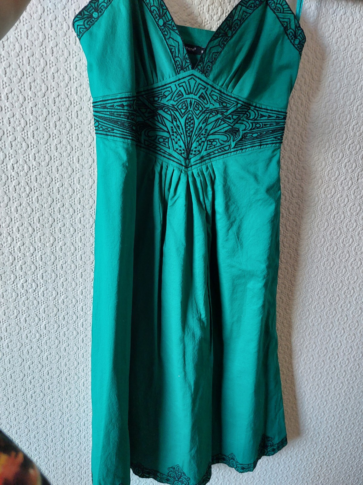 Pretty green dress, with black details Gem