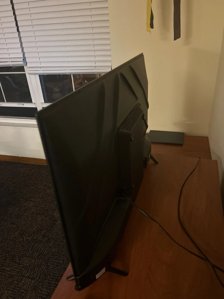 Hisense 40" LED Display (1080p) Roku Smart TV (40H4030F4) broken - Image 2 of 3