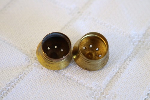 SANGO LARCHMONT JAPAN NO DECAL 8-Hole 3 1/4"h Salt / Pepper Shakers - Picture 3 of 5