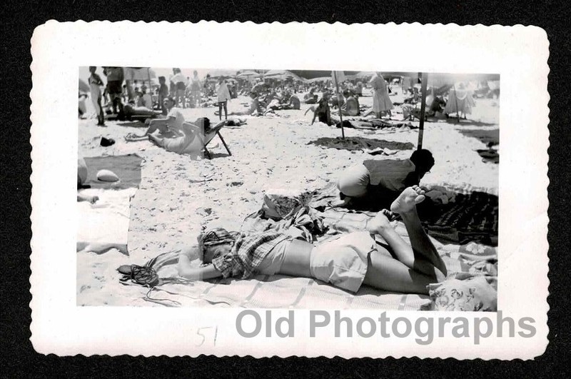 FACELESS WOMAN SUNNING LEGS FEET BUSY BEACH OLD/VINTAGE PHOTO-H446