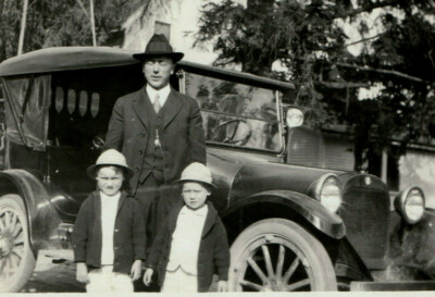 1920s Dodge ? Ford Model T ? & Family 3'' x 5'' c1920 Father & 2 Young Children