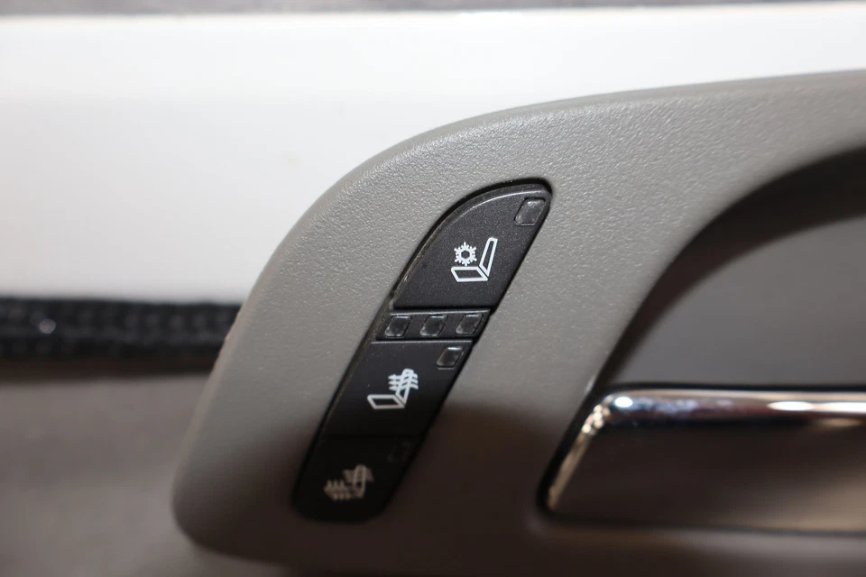 07-14 Manija de puerta interior delantera derecha Chevy Suburban Tahoe LTZ (Titanio 836) Foto 3 de 4