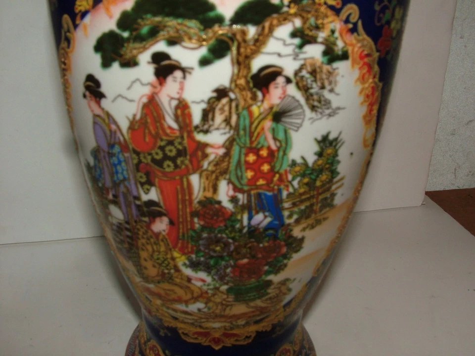 2X Large Vintage Japanese Chinese Blue Satsuma Geisha Chinoiserie Gilded Vases - Image 2 of 4