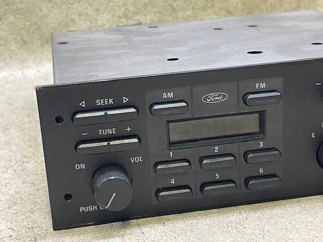 Stereo Radio AM FM Fits 91-93 FORD ESCORT e10-42/201973 - Image 2 of 4