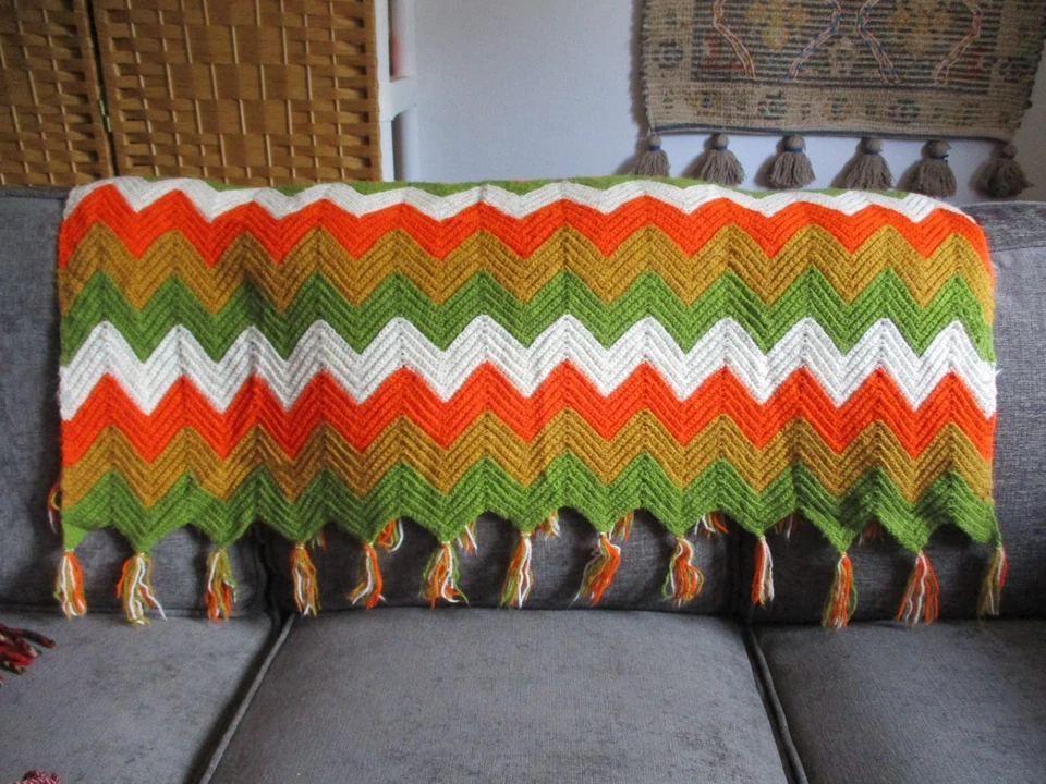复古钩针阿富汗绿色和橙色 70 年代流苏雪佛龙条纹毛毯 — 第 3/4 张图片