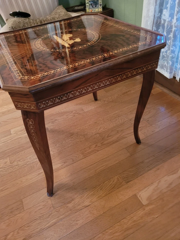 Mesa de juego italiana con incrustaciones de madera Foto 4 de 4