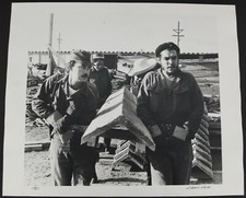 Liborio Noval Signed 1961 Photograph Of Che Guevara Working On Construction Site