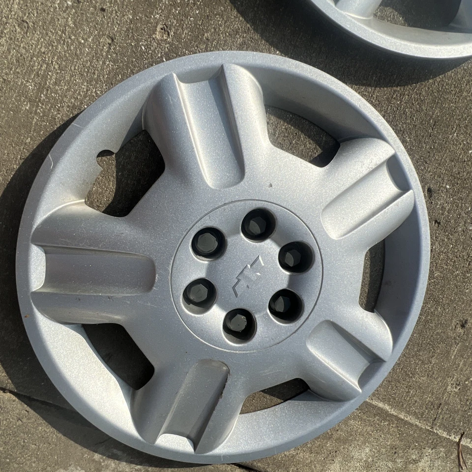 "Juego de tapacubos Chevrolet Uplander 2006-2009 (2) usados 17"" OEM cubierta de rueda plateada 6 orejetas" Foto 2 de 4