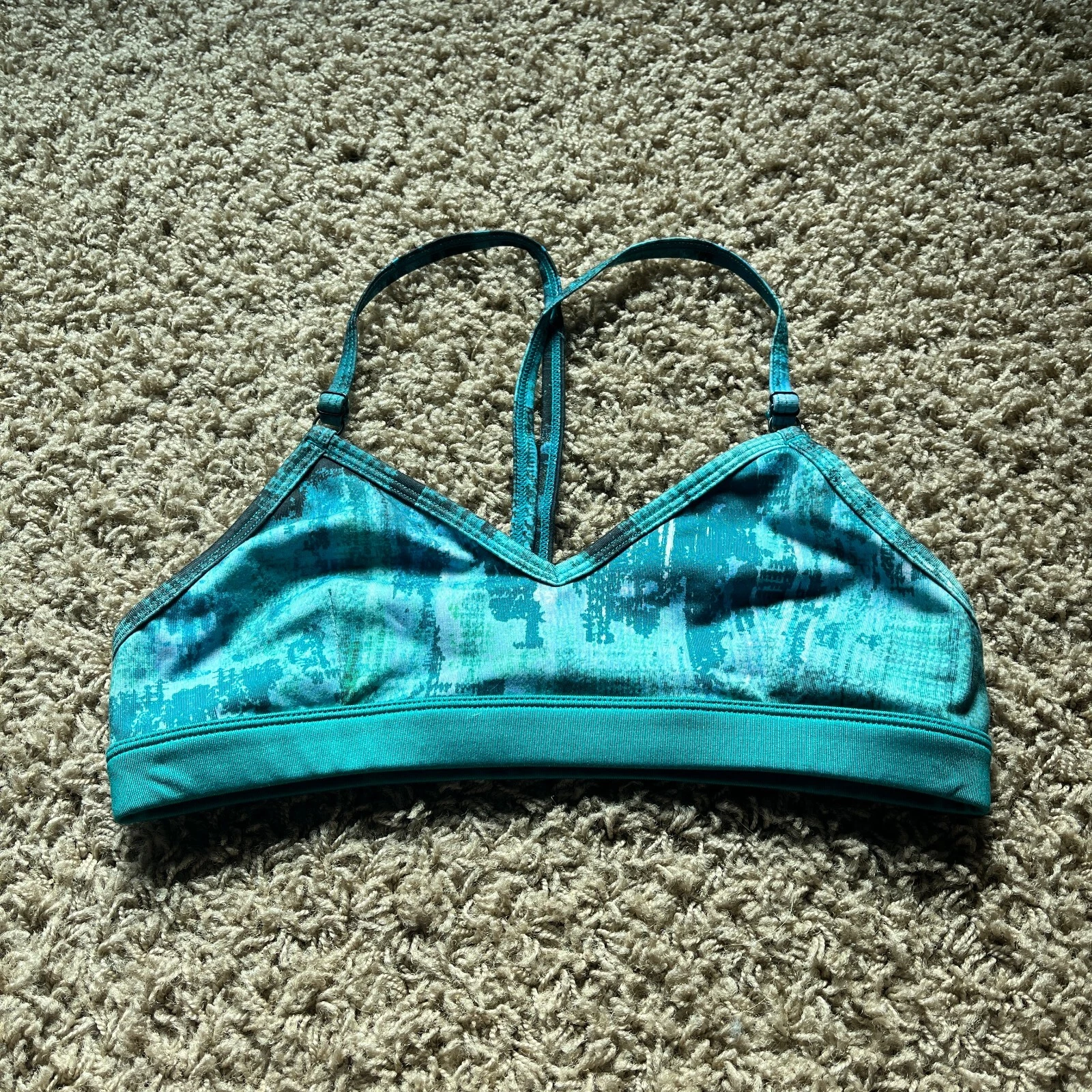 alo-yoga printed strappy back v-neck tank-bra