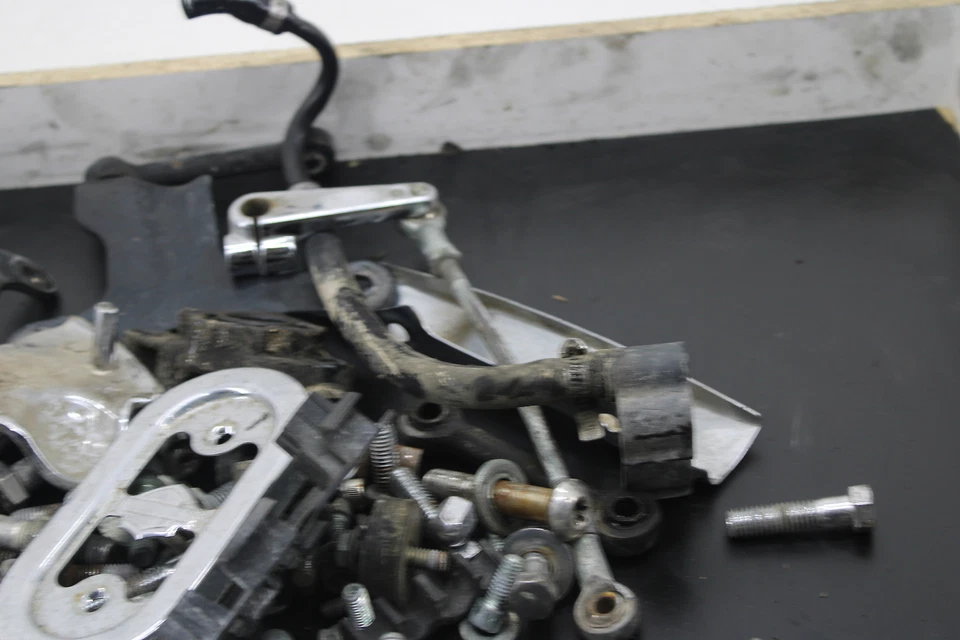 04-06 Harley-davidson Sportster 1200  Xl1200c Misc Bolts Hardware Screws - Image 3 of 4