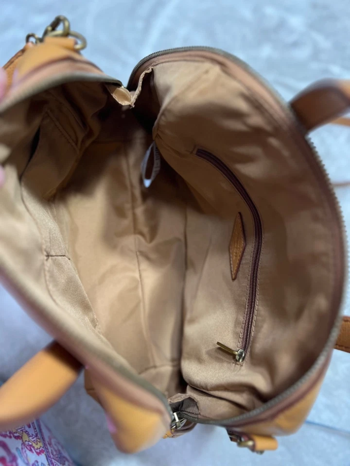 Cartera de cuero tostado Fossil Sydney Love con detalles de corazón rosa y correa ajustable Foto 3 de 4