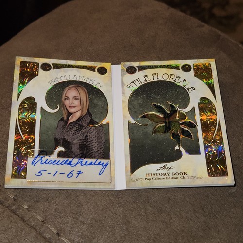 2024 Leaf History Book Pop Culture PRISCILLA PRESLEY Stile Floreale Auto 1/1 - Picture 3 of 5