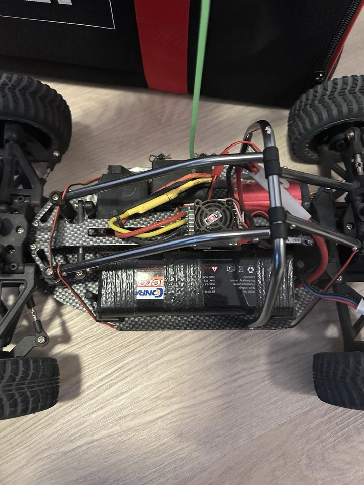 Reely Carbon Fighter 1:10 4x4 Brushless + Transportkoffer, Teile, Räder + 2 Akku - Bild 3 von 4