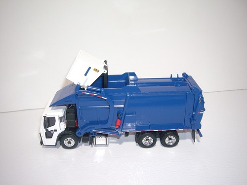 DCP FIRST GEAR 1/64 BLUE AND WHITE MACK LR WITH McNEILUS MERIDAN REFUSE TRUCK - Picture 6 of 11
