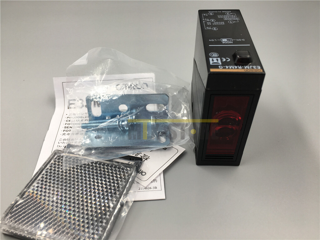 New In Box Omron E3JM-R4M4-US Photoelectric Switch Fast Shipping