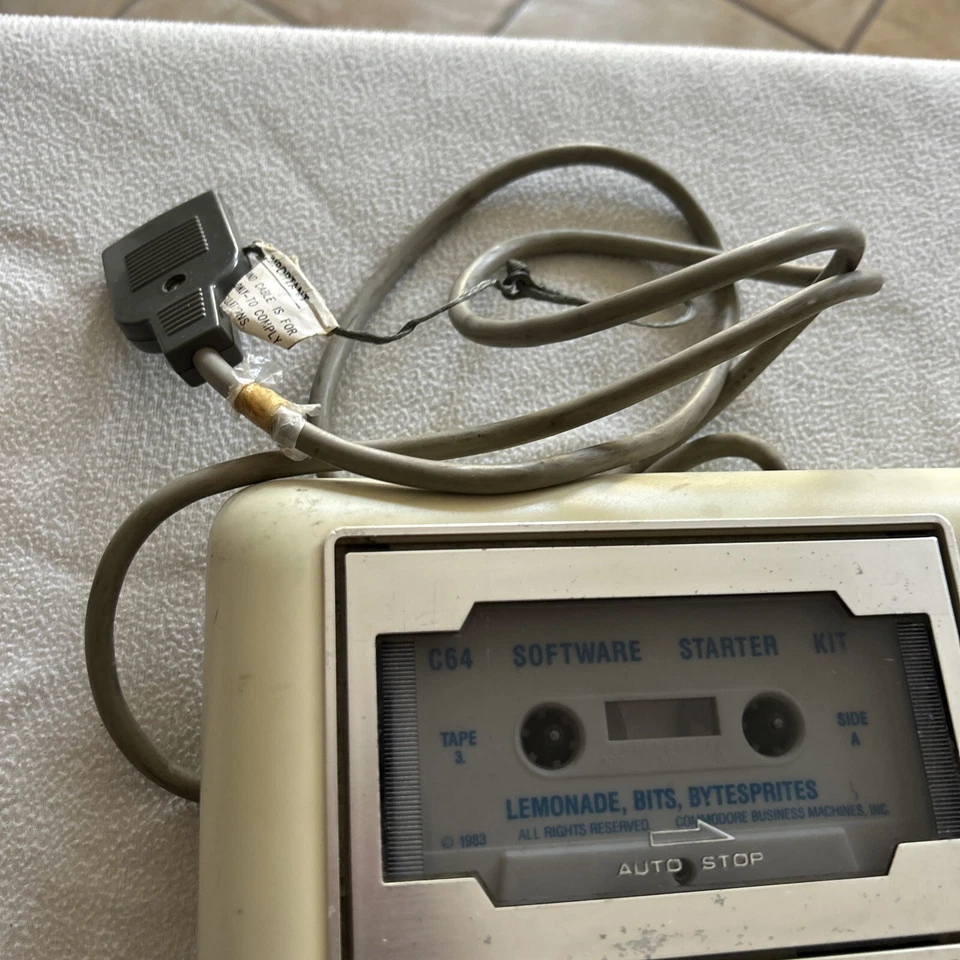 Unidade de fita cassete Commodore C2N  - Imagem 2 de 4