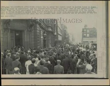 1968 Press Photo Crowds try to enter Bow Street Court in London. - hpw37861