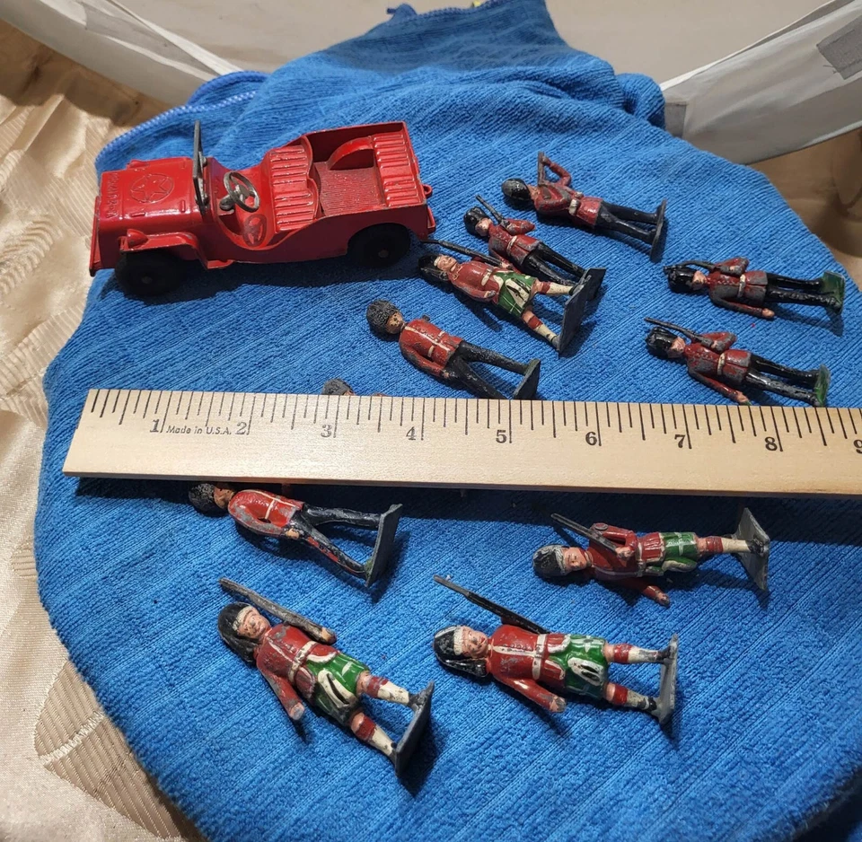 Figura de juguete de plomo/metal 13 piezas de colección 12 soldados de guerra y 1 coche jeep - Leer Foto 4 de 4