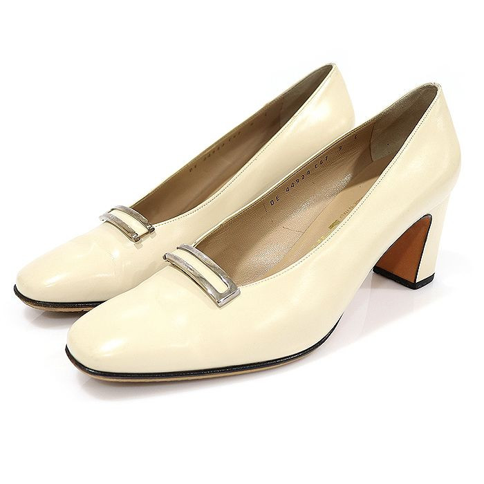 【関税&送料込】Salvatore Ferragamo Pumps Salvatore Ferragamo Beige Leather Gold Tone Pumps 9C